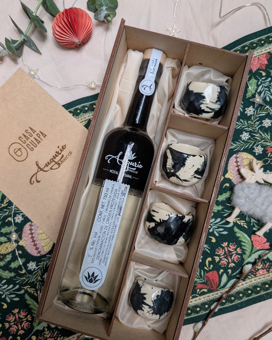 1. Regalo para empresas: Mezcaleros Olivia + Augurio 🎁