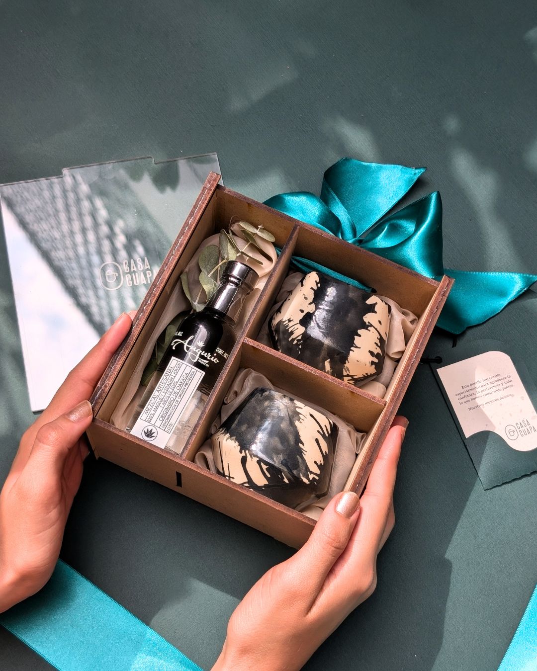 Brindis para dos | Kit de regalo corporativo: cerámica & mezcal