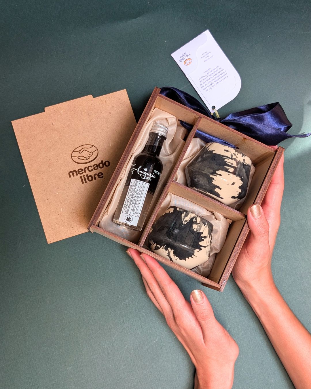 Brindis para dos | Kit de regalo corporativo: cerámica & mezcal