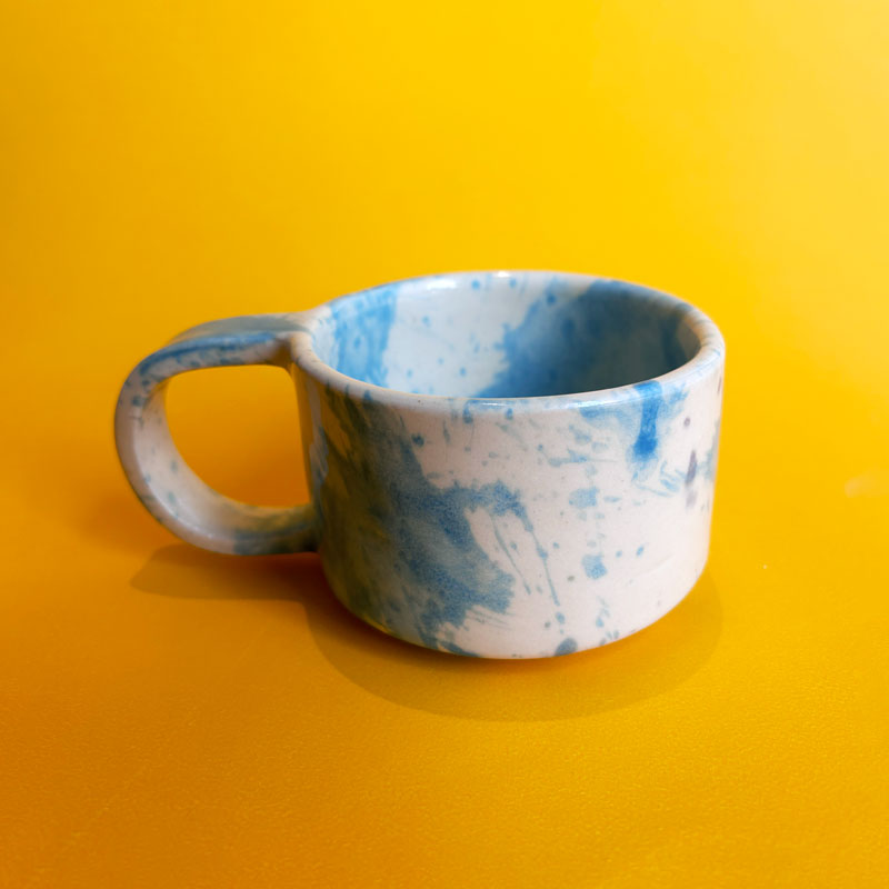 taza azul turqueza con manchas artesanal