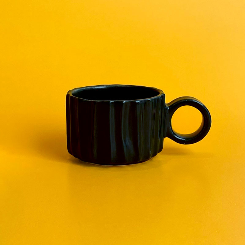 Taza negra diseño moderno 